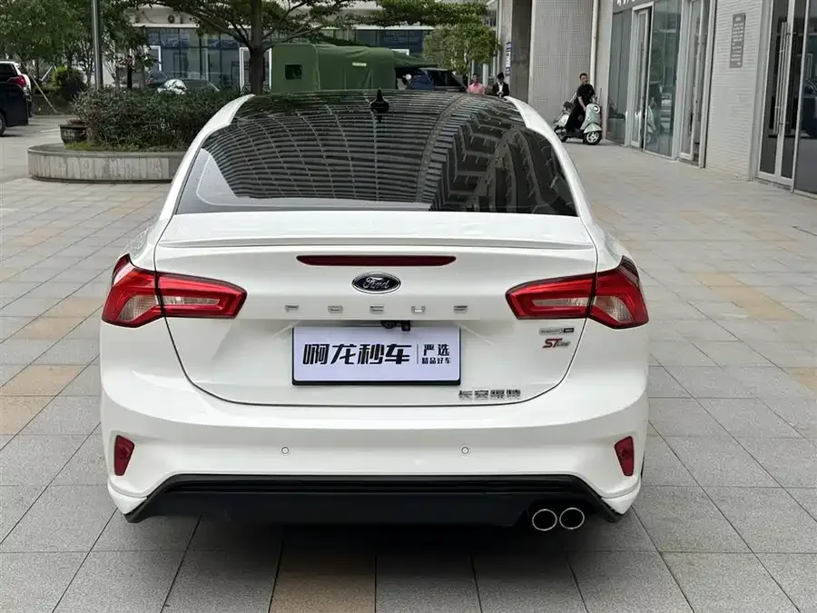 Ford Focus Focus 2022 sedan EcoBoost 180 automatic ST Line 2022 — миниатюра 2
