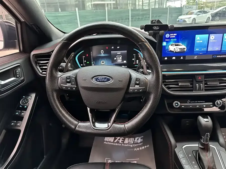 Ford Focus Focus 2022 sedan EcoBoost 180 automatic ST Line 2022 — миниатюра 3