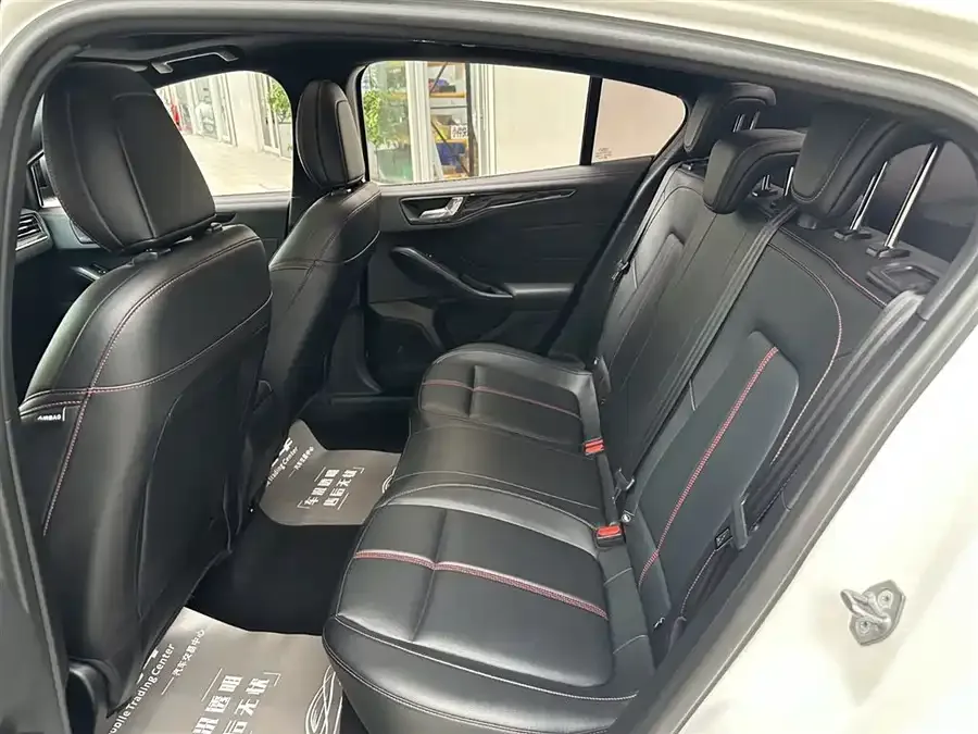 Ford Focus Focus 2022 sedan EcoBoost 180 automatic ST Line 2022 — миниатюра 4