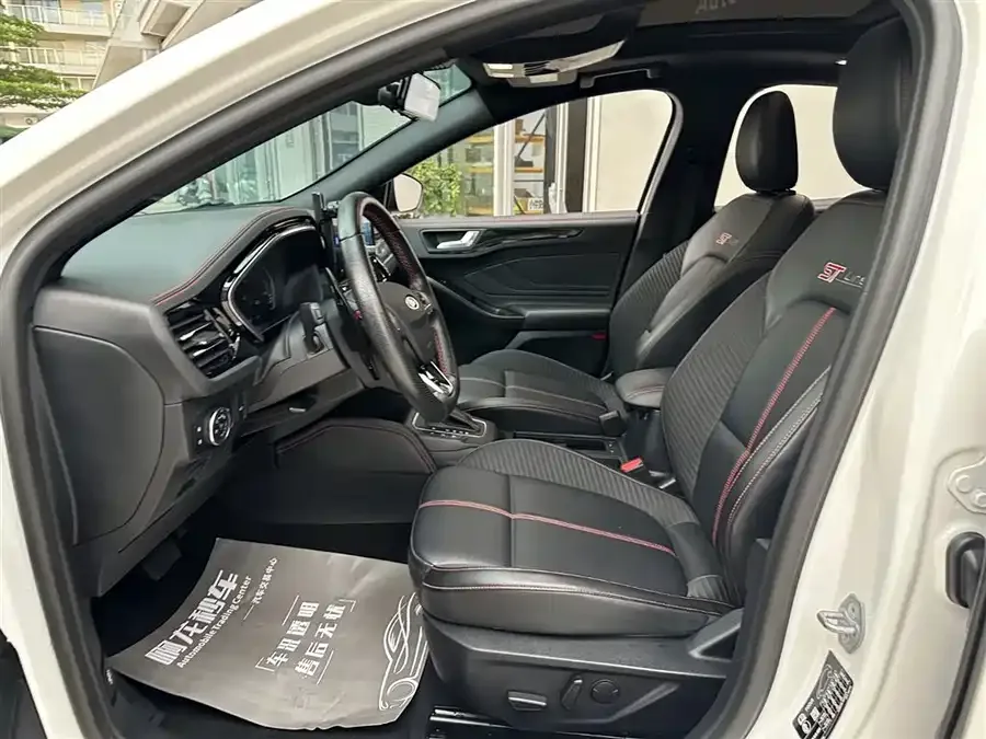 Ford Focus Focus 2022 sedan EcoBoost 180 automatic ST Line 2022 — миниатюра 5