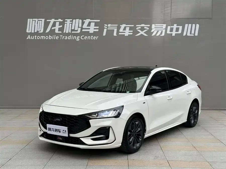 Ford Focus Focus 2022 sedan EcoBoost 180 automatic ST Line 2022 — фото 1, купить с доставкой в Москву