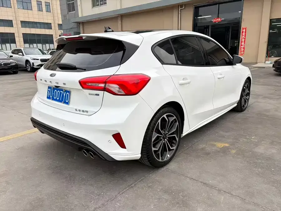 Ford Focus Focus 2021 hatchback EcoBoost 180 automatic ST Line 2022 — миниатюра 3
