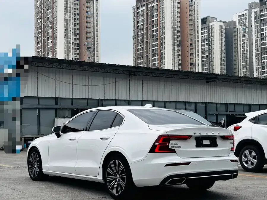 Volvo S60 2022 B4 Zhiyuan Luxury Edition 2022 — миниатюра 4