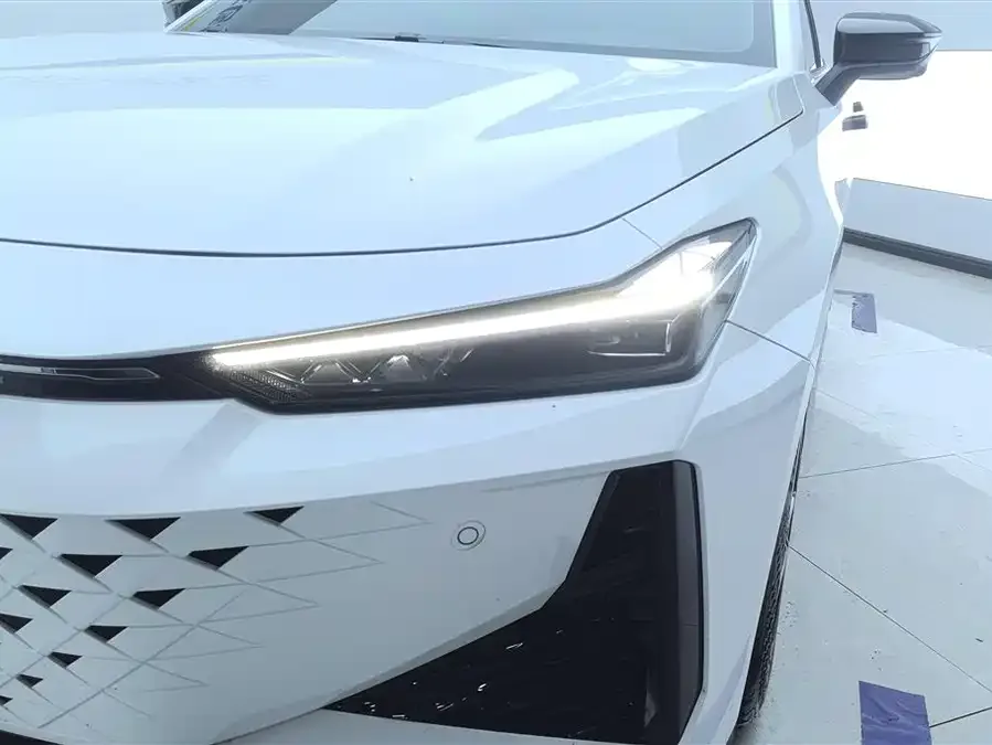 Changan UNI-V Changan UNI-V 2024 1.5T premium model 2025 — миниатюра 2