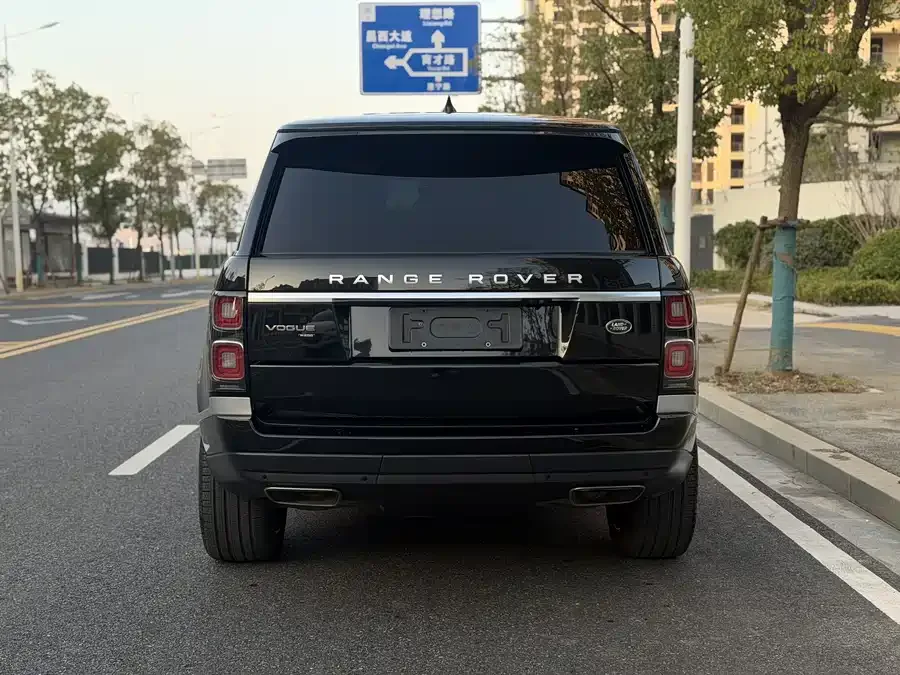 Land Rover Range Rover Range Rover 2022 3.0 L6 400PS Legendary Extended Classic Edition 2022 — миниатюра 2
