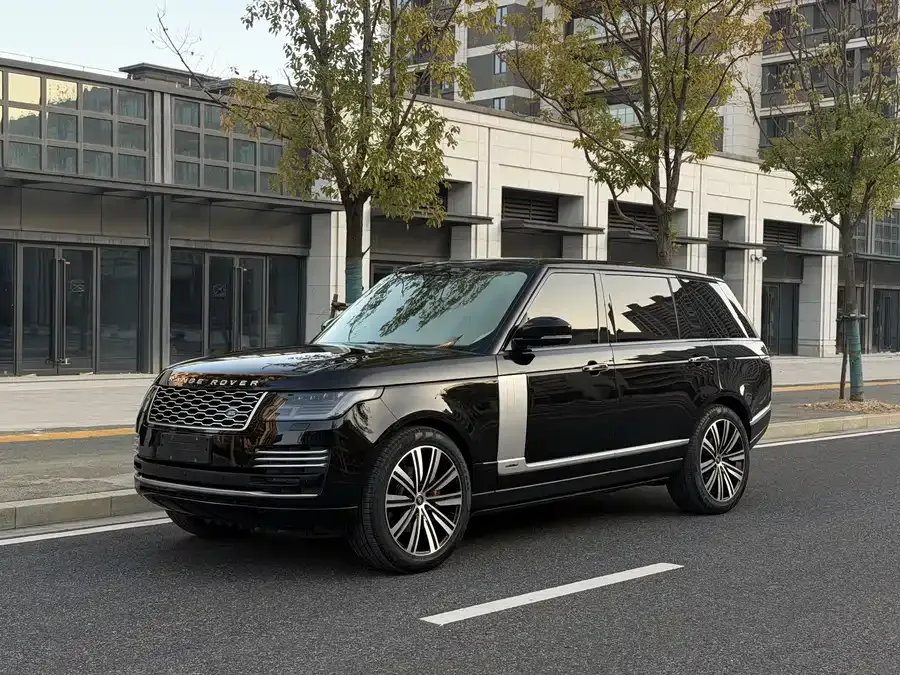 Land Rover Range Rover Range Rover 2022 3.0 L6 400PS Legendary Extended Classic Edition 2022 — фото 1, купить с доставкой в Москву