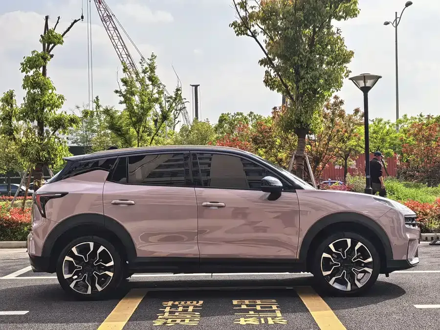 Lynk & Co 06 Lynk & Co 06 2021 1.5T Shero Pink Special Edition 2022 — миниатюра 3