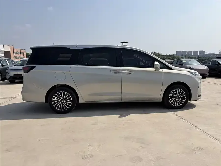 Buick GL8 New Energy Buick GL8 PHEV 2025 Land Cruiser Smart Edition 2025 — миниатюра 2