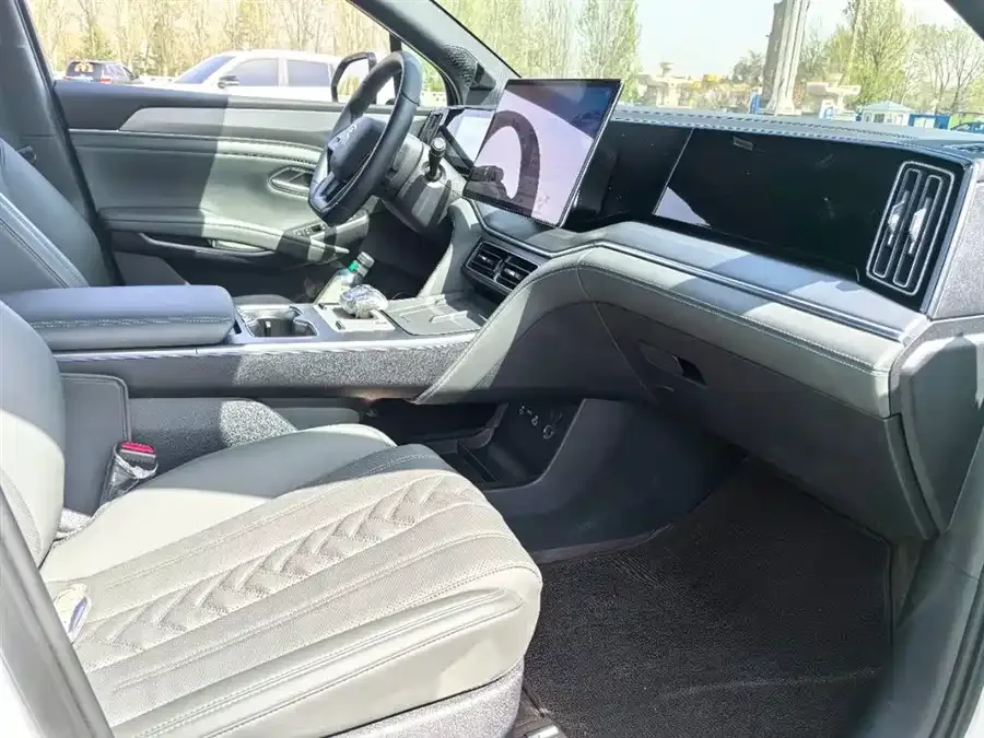 BYD Song L DM-i Song L DM-i 2025 Intelligent Driving Edition 112km Surpassing Edition 2025 — миниатюра 2