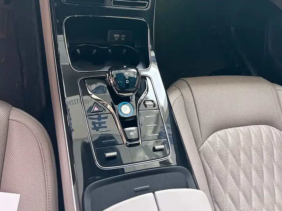 BYD Second-hand Han 2024 DM-i Honor Edition 121KM Premium Edition 2024 — миниатюра 4