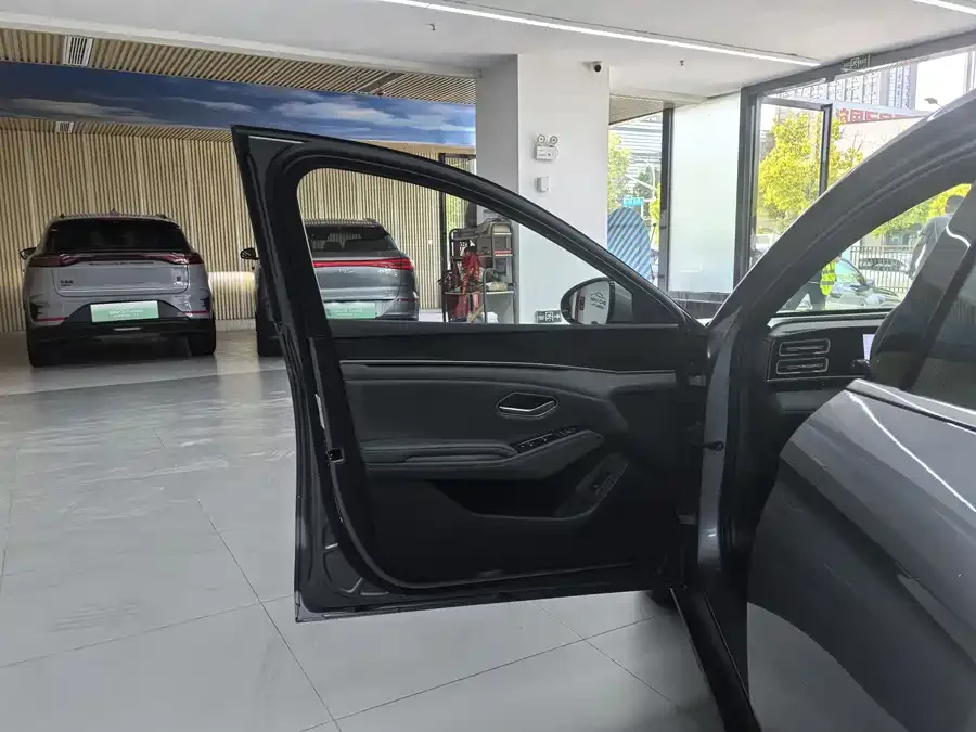 BYD Qin L Qin L 2025 DM-i Intelligent Driving Edition 120KM Beyond Edition 2025 — миниатюра 3