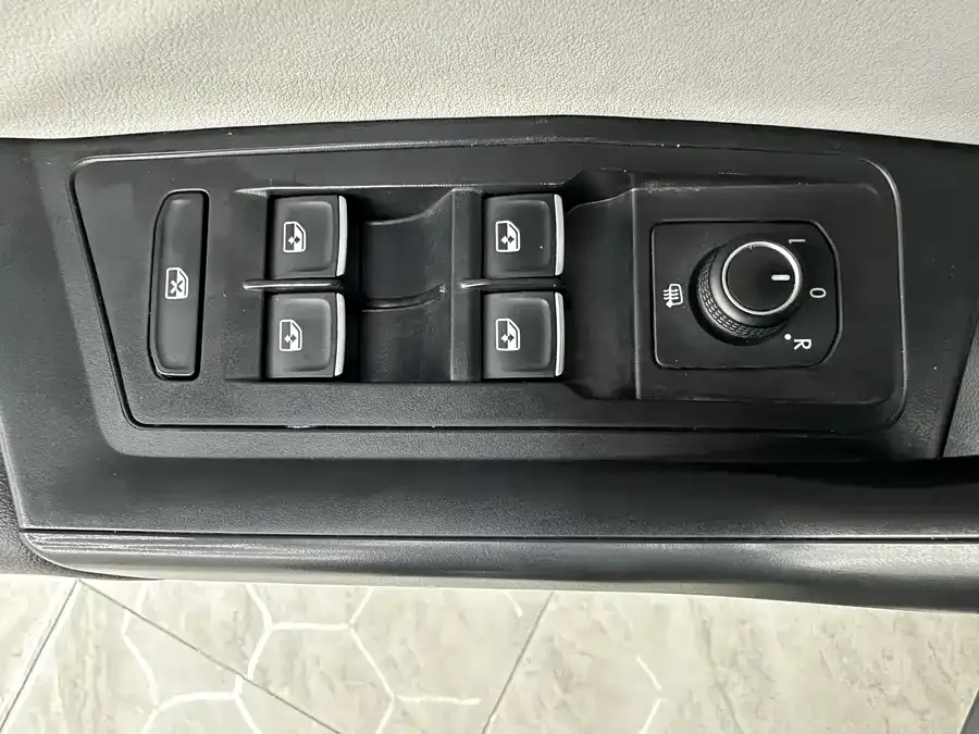 Volkswagen T-ROC T-ROC 2023 280TSI DSG 2WD Time Edition 2024 — миниатюра 5