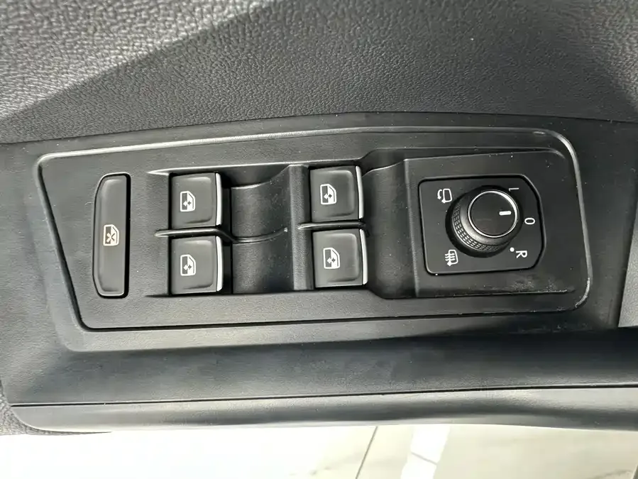 Volkswagen T-ROC T-ROC 2021 280TSI DSG four-wheel drive luxury smart connected version 2023 — миниатюра 5