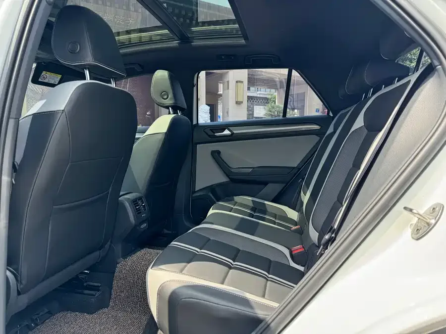 Volkswagen T-ROC T-ROC 2025 facelift 300TSI DSG two-wheel drive Chenguang version 2025 — миниатюра 2