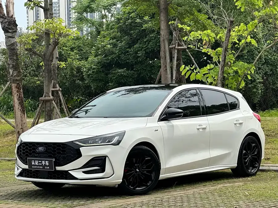 Ford Focus Focus 2022 hatchback EcoBoost 180 automatic ST Line 2022 — фото 1, купить с доставкой в Москву