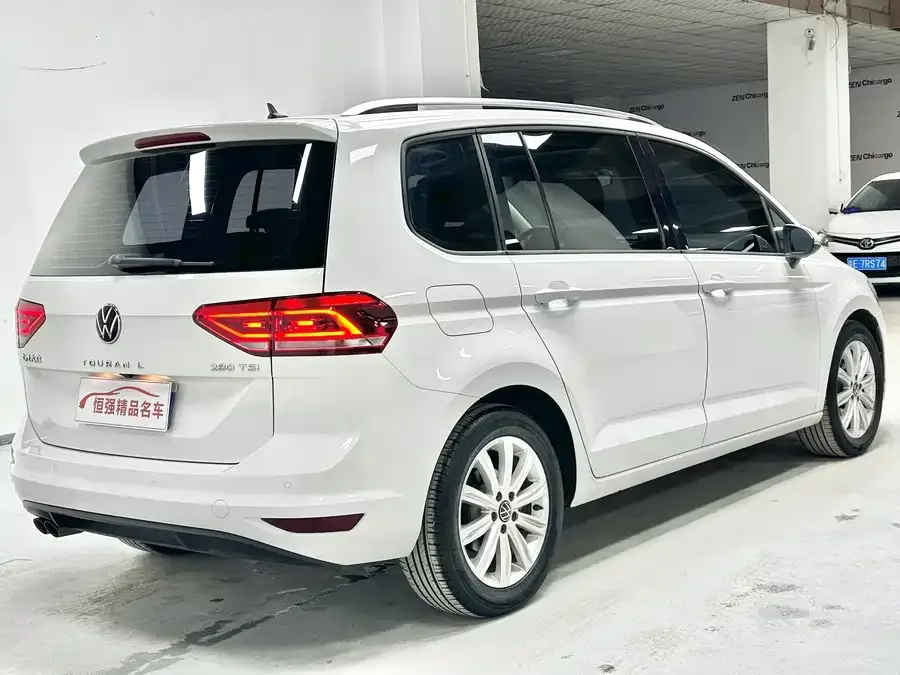 Volkswagen Touran 2021 Touran Touran L 280TSI DSG Comfort Edition 7 Seaters 2022 — миниатюра 2