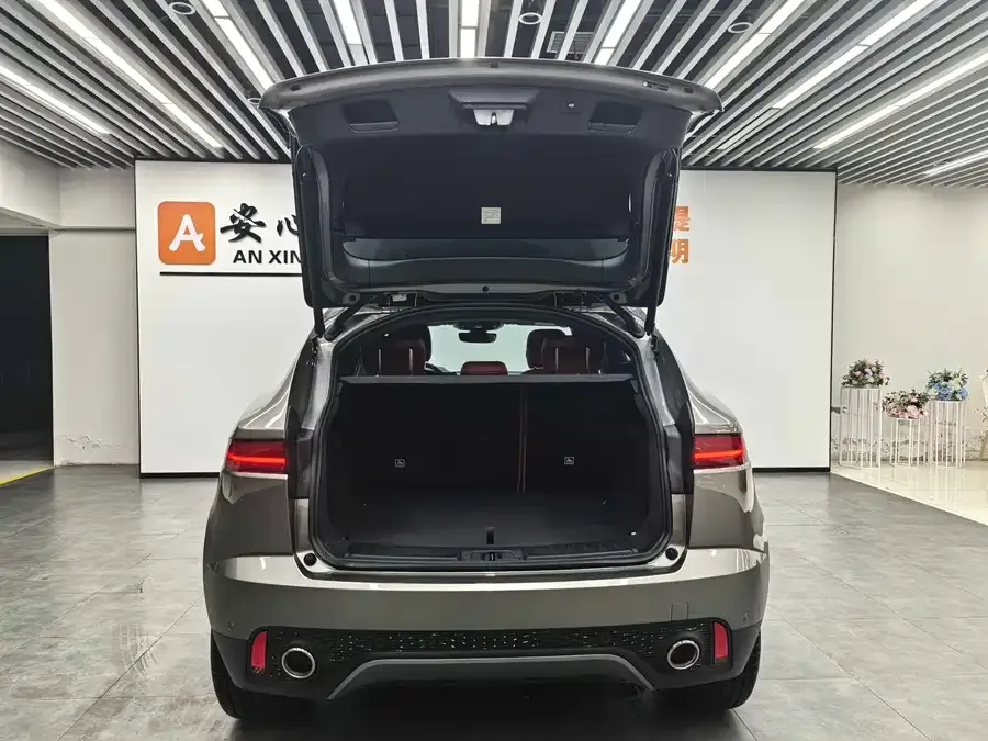 Jaguar E-Pace 2024 aggressive sports version R-DYNAMIC S 2023 — миниатюра 2