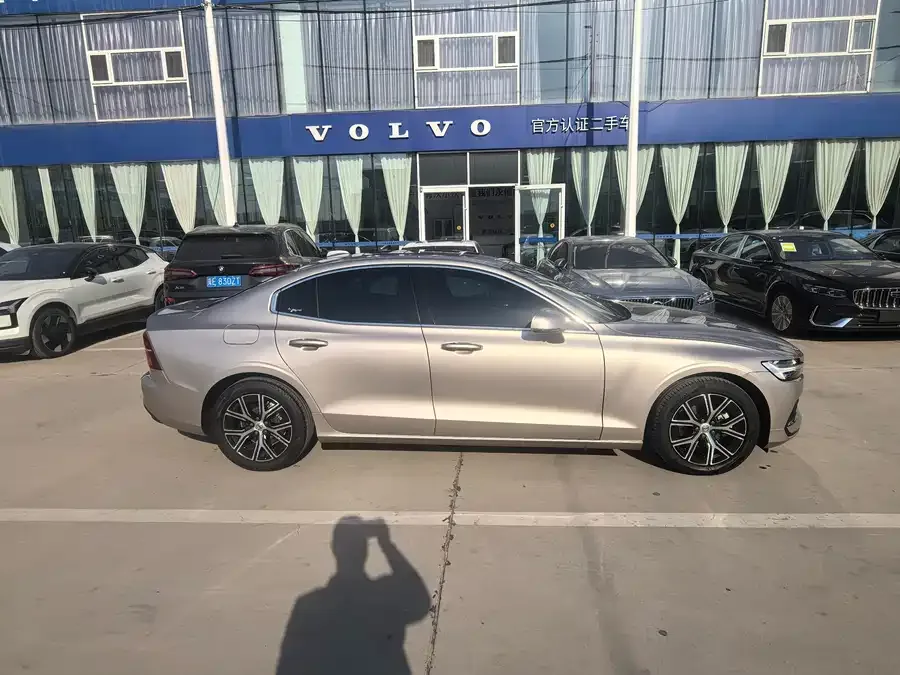 Volvo S60 2023 B4 Zhiyi Luxury Edition 2023 — миниатюра 3