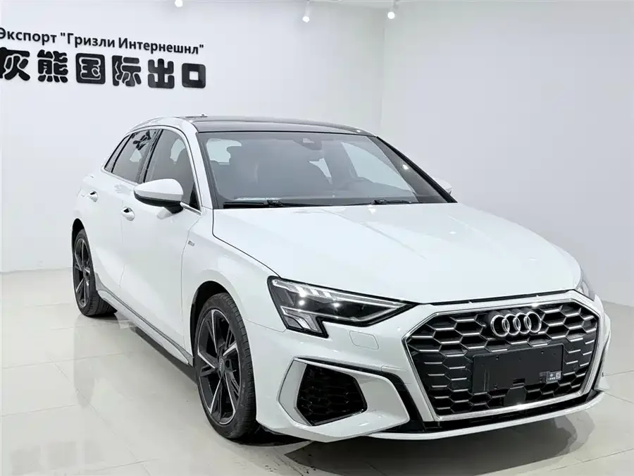 Audi A3 2021 Sportback 35 TFSI stylish and sporty 2022 — миниатюра 3
