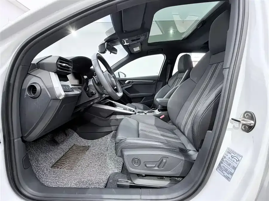 Audi A3 2021 Sportback 35 TFSI stylish and sporty 2022 — миниатюра 4