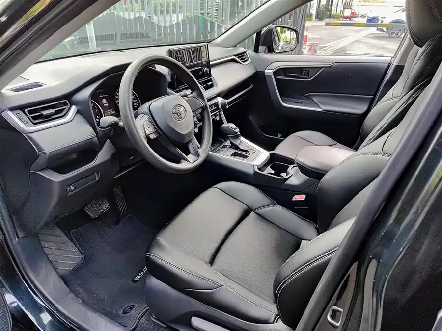 Toyota Wildlander Wildlander 2022 facelift 2.0L CVT two-wheel drive leading version 2022 — миниатюра 4