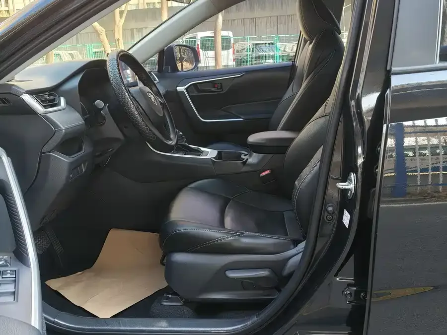 Toyota Wildlander Wildlander 2022 facelift 2.0L CVT two-wheel drive leading version 2022 — миниатюра 3