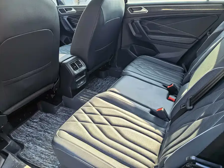 Volkswagen Tiguan L Tiguan L 2023 330TSI Automatic 2WD Comfort Edition 2024 — миниатюра 2