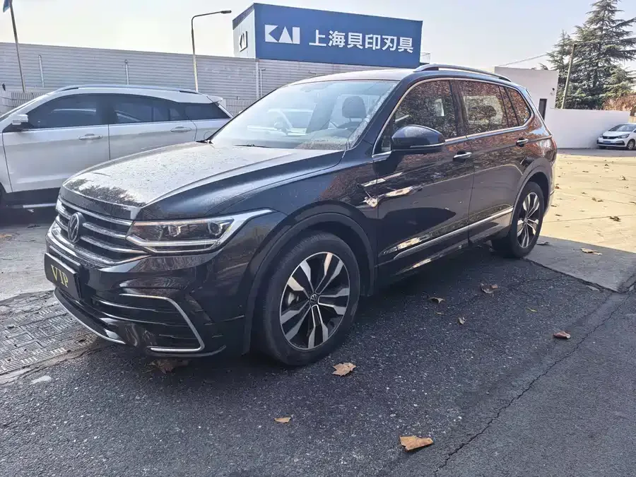 Volkswagen Tiguan L Tiguan L 2023 330TSI Automatic 2WD Comfort Edition 2024 — фото 1, купить с доставкой в Москву
