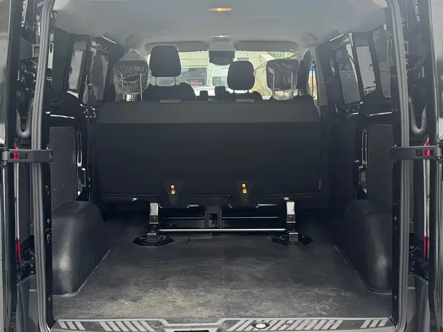 Ford Transit Transit 2023 2.0T diesel manual multi-purpose commercial vehicle short axle low roof 5/6 seats 2026 — миниатюра 4