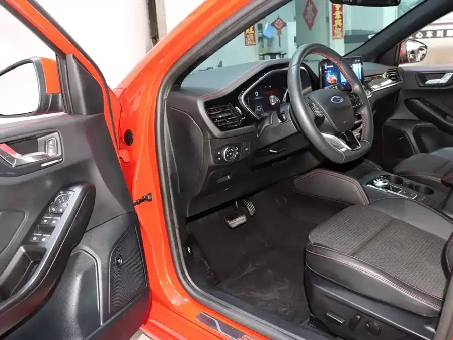 Ford Focus Focus 2021 sedan EcoBoost 180 automatic ST Line 2022 — миниатюра 3