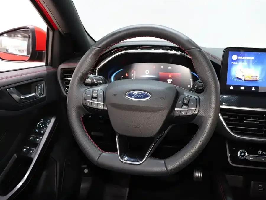 Ford Focus Focus 2021 sedan EcoBoost 180 automatic ST Line 2022 — миниатюра 4