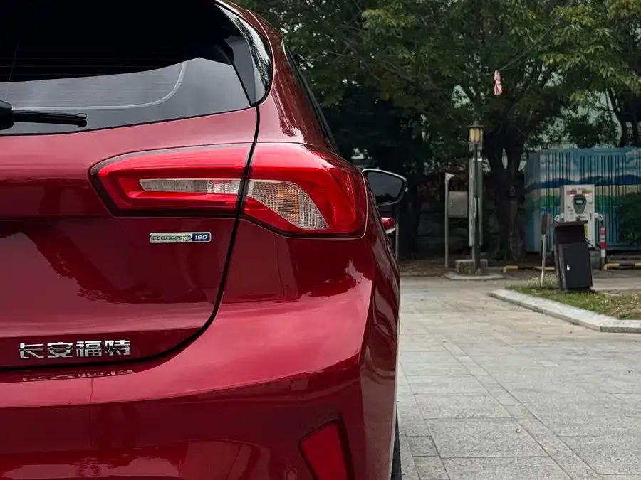 Ford Focus Focus 2022 hatchback EcoBoost 180 automatic ST Line 2023 — миниатюра 5