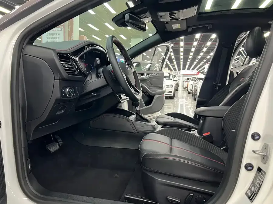Ford Focus Focus 2022 sedan EcoBoost 180 automatic ST Line 2022 — миниатюра 2