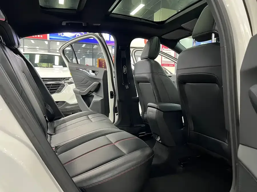 Ford Focus Focus 2022 sedan EcoBoost 180 automatic ST Line 2022 — миниатюра 3