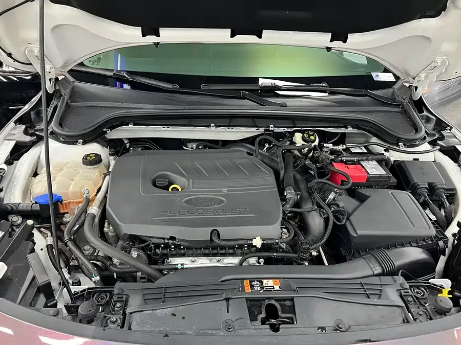Ford Focus Focus 2022 sedan EcoBoost 180 automatic ST Line 2022 — миниатюра 4