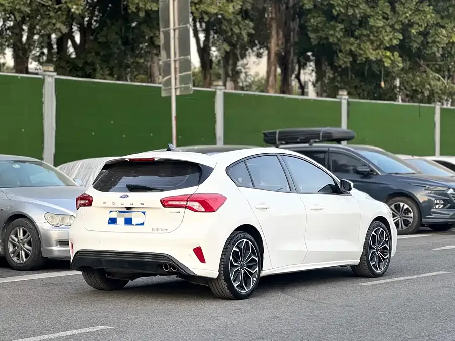 Ford Focus Focus 2021 hatchback EcoBoost 180 automatic ST Line 2022 — миниатюра 4