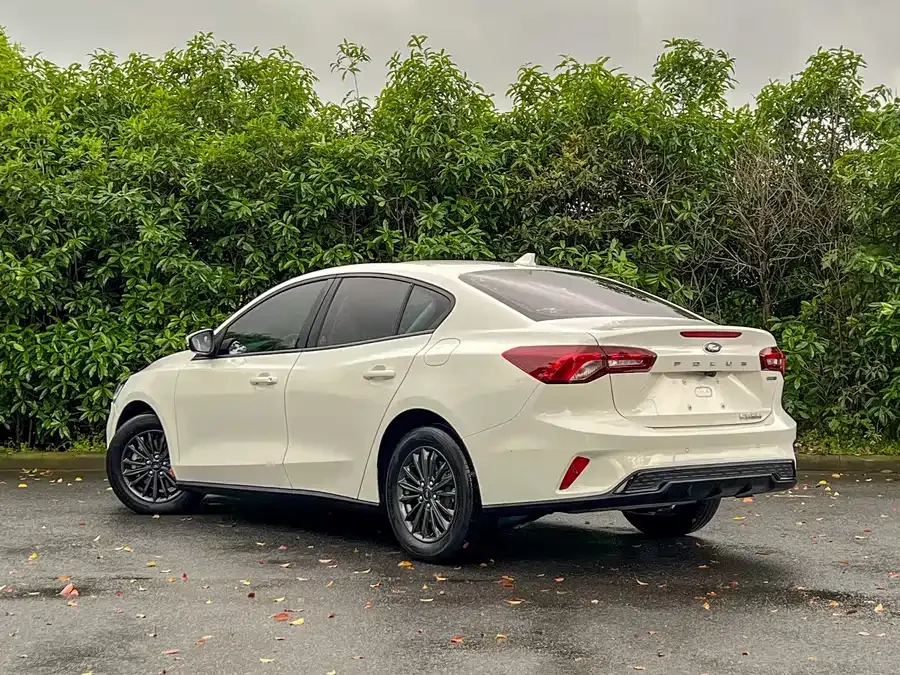 Ford Focus Focus 2022 Sedan EcoBoost 180 Automatic Competition Edition 2022 — миниатюра 2