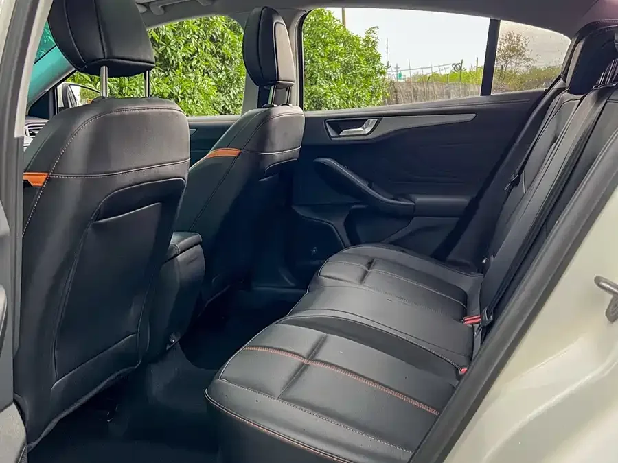 Ford Focus Focus 2022 Sedan EcoBoost 180 Automatic Competition Edition 2022 — миниатюра 4