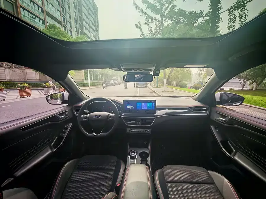 Ford Focus Focus 2021 sedan EcoBoost 180 automatic ST Line 2022 — миниатюра 3