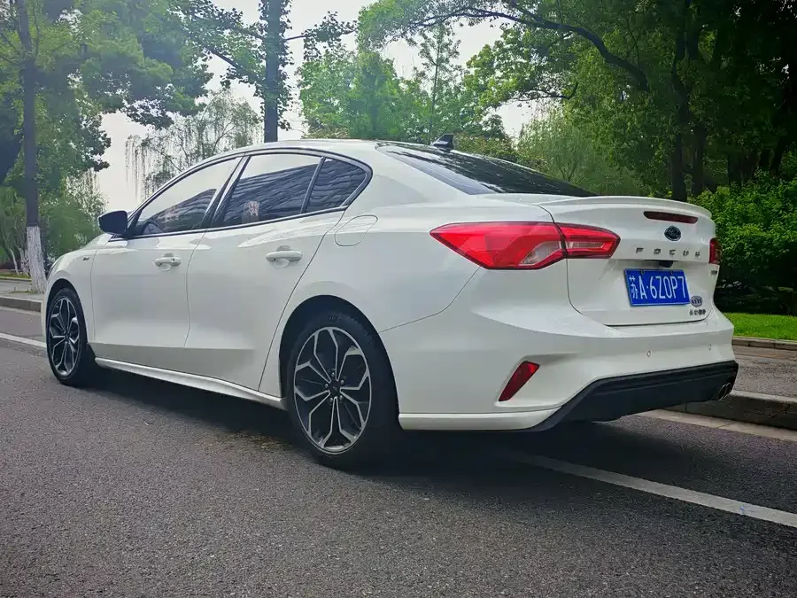 Ford Focus Focus 2021 sedan EcoBoost 180 automatic ST Line 2022 — миниатюра 4
