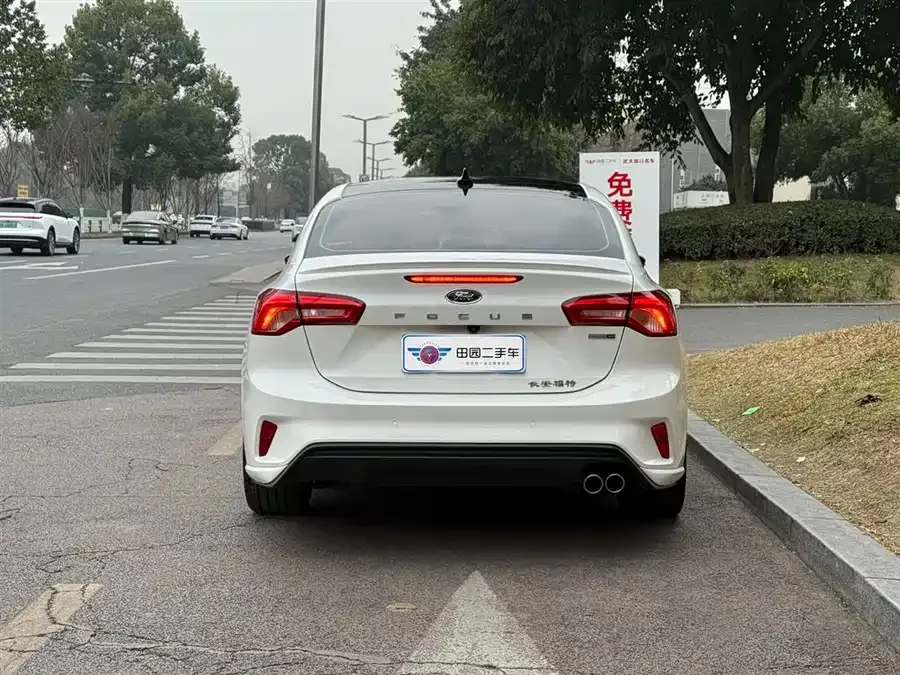 Ford Focus Focus 2021 sedan EcoBoost 180 automatic ST Line 2022 — миниатюра 2