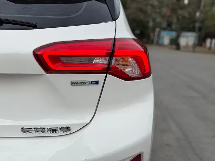 Ford Focus Focus 2022 hatchback EcoBoost 180 automatic ST Line 2023 — миниатюра 3