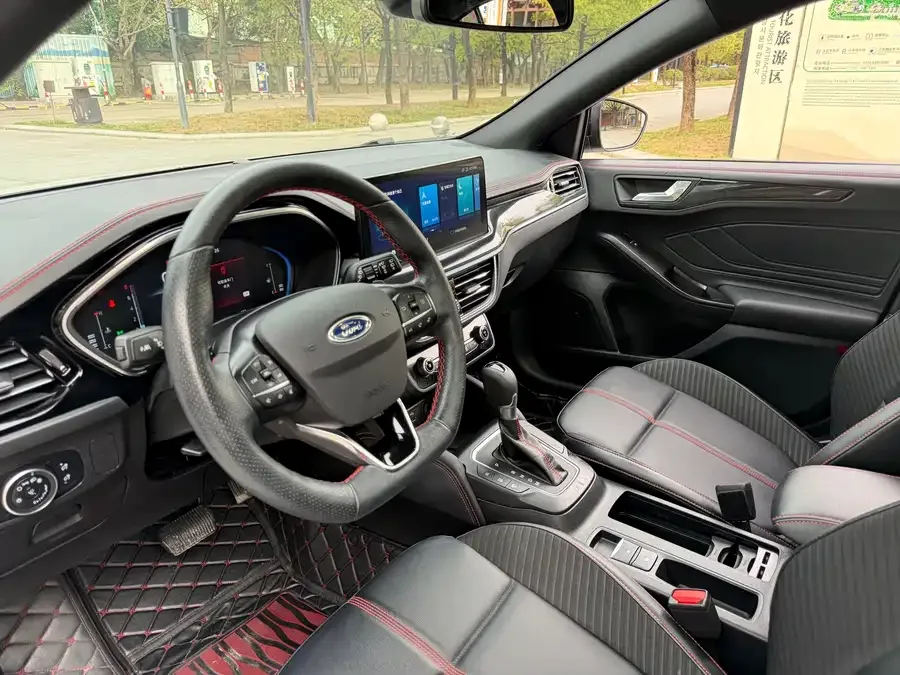 Ford Focus Focus 2022 hatchback EcoBoost 180 automatic ST Line 2023 — миниатюра 4