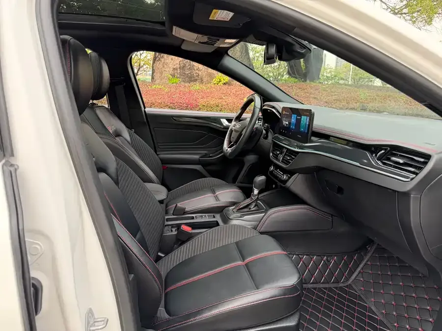Ford Focus Focus 2022 hatchback EcoBoost 180 automatic ST Line 2023 — миниатюра 5