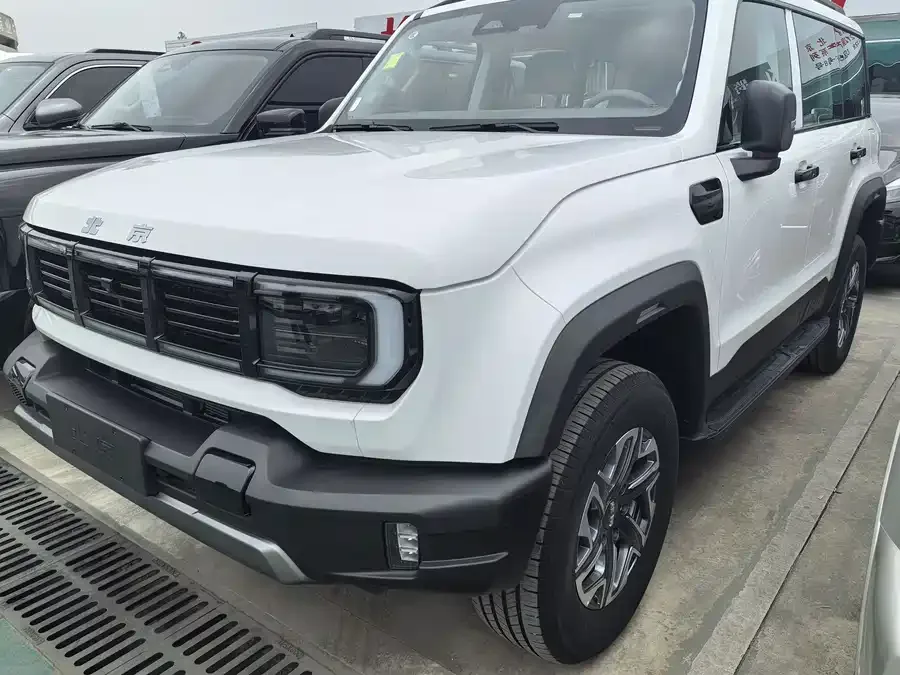 BAIC BJ40 Beijing BJ40 2026 2.0T Standard Edition with IMAX Screen 2025 — миниатюра 3