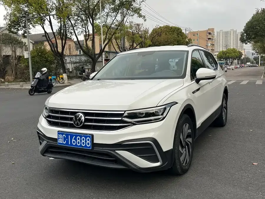 Volkswagen Tiguan L Tiguan L 2022 330TSI Automatic 2WD Comfort Edition 2022 — фото 1, купить с доставкой в Москву