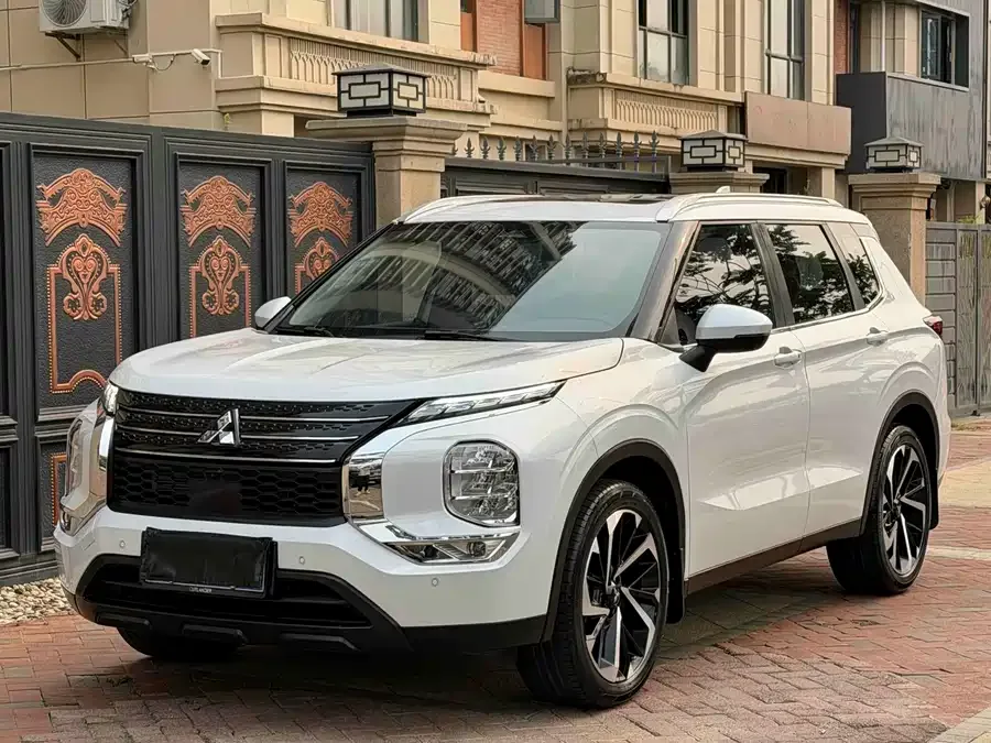Mitsubishi Outlander Outlander 2023 1.5T CVT two-wheel drive exclusive version with 5 seats 2023 — фото 1, купить с доставкой в Москву
