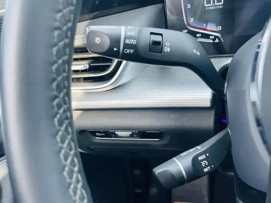 Hongqi H5 Hongqi H5 2024 1.5T DCT Zhilian Qiyun Edition 2023 — миниатюра 3