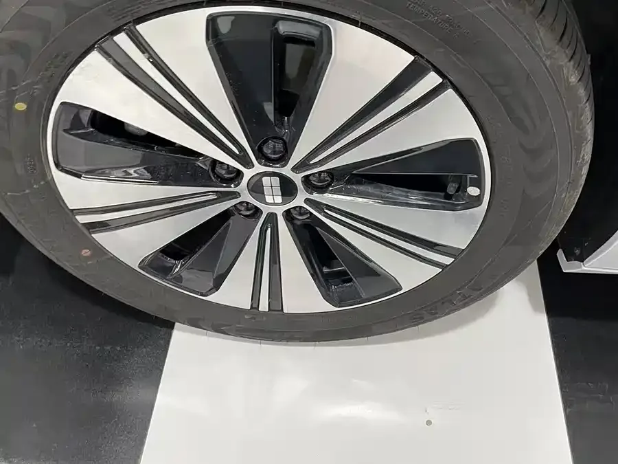 Geely Galaxy A7 Galaxy A7 2025 EM-i 150km Explorer+ Edition 2025 — миниатюра 5