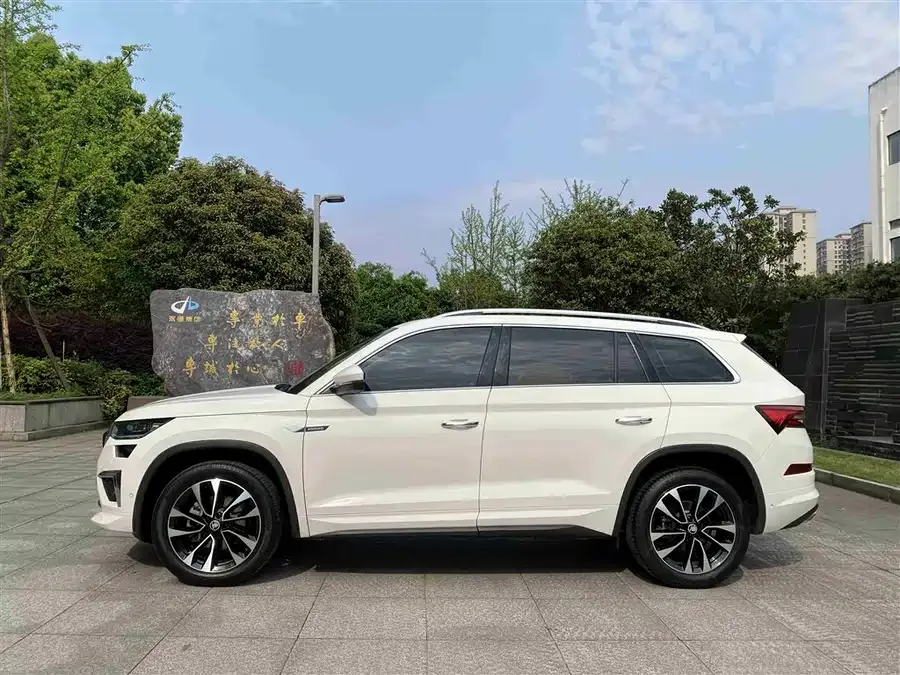 Skoda Kodiaq Kodiaq 2022 facelift TSI330 5-seater 2WD luxury version 2022 — миниатюра 2